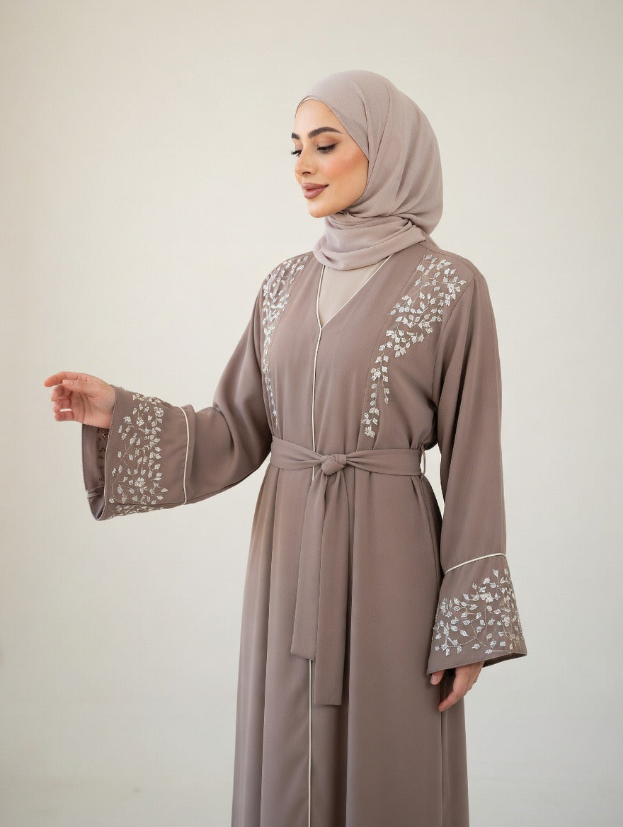 Abaya élégante brodée – Opaque et intemporelle en marron