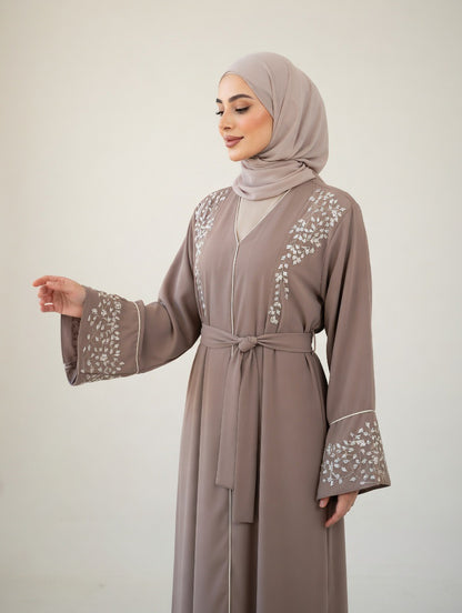Abaya élégante brodée – Opaque et intemporelle en marron