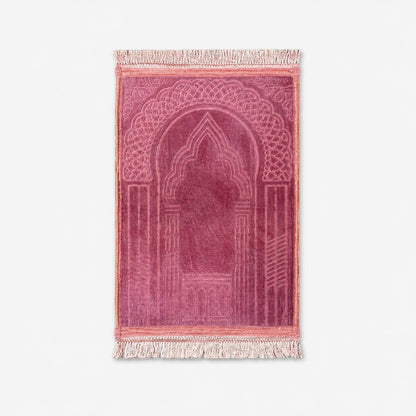 Gepolsterter amana Kinder-Gebetsteppich in Dunkelrosa mit traditionellem Mihrab-Muster und weichen Fransen