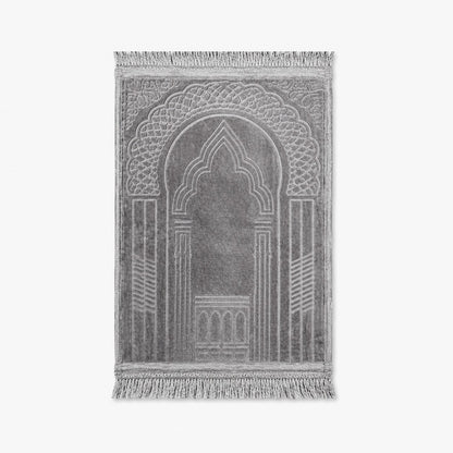 Grauer gepolsterter amana Kinder-Gebetsteppich mit elegantem Mihrab-Muster und Fransen für hohen Komfort beim Beten.